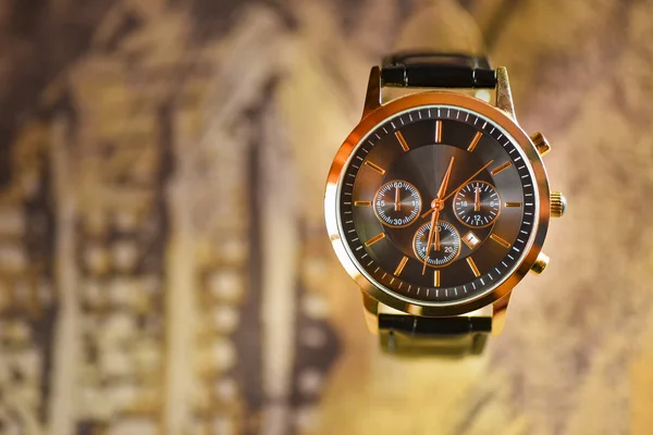 Relógio de luxo com fundo embaçado na luz disponível — Fotografia de Stock