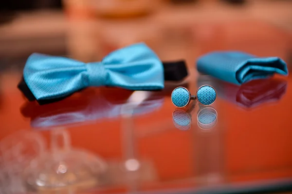 Blauwe strik en manchetknopen reflecterende trouwdag — Stockfoto