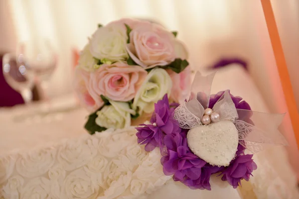 Hochzeit Blumenschmuck mit verschwommenem Hintergrund Hochzeitsstrauß — Stockfoto