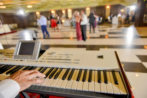 Man som spelar på en elektroniska piano i restaurang — Stockfoto