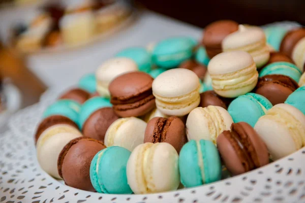 Macarrones blancos, verdes y marrones con luz lateral — Foto de Stock