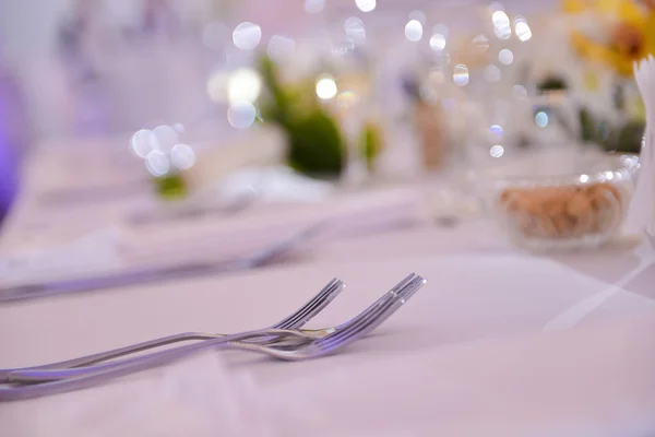 Horquillas colocadas sobre una mesa en el restaurante — Foto de Stock