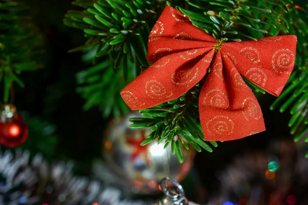 Ribbon Christmas decorations hanging in tree — Stock Photo, Image