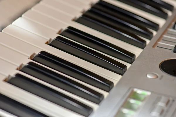 Elorgel tangentbord i naturligt ljus — Stockfoto