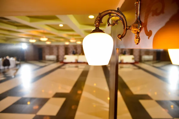 Лампа висит на стене в ресторане — стоковое фото
