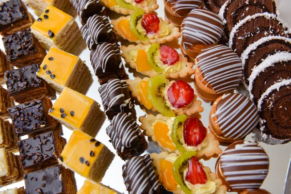 Diferentes tipos de pasteles con chocolate, vainilla y frutas — Foto de Stock