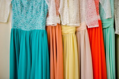 Doğal ışık altı güzel elbiseler astı