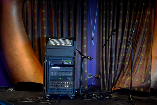 Professionell ljud mixer och mikrofon på scenen — Stockfoto