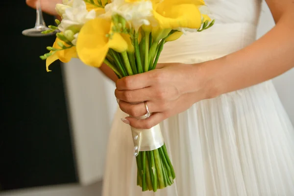 Bouquet de mariée à la lumière naturelle — Photo