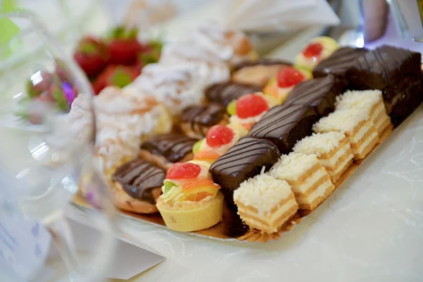 Jede Menge Schokolade und Vanillekuchen — Stockfoto