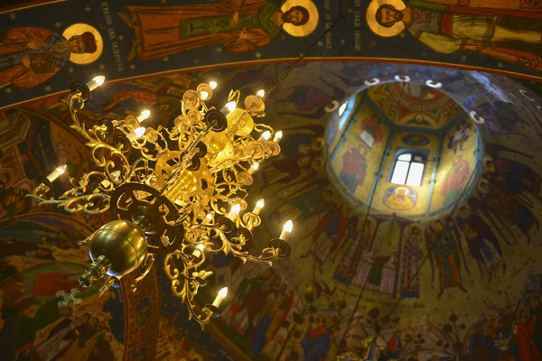 雷でキリスト教の教会のドーム内部 — ストック写真