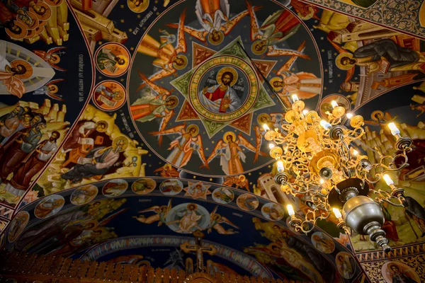 自然光のキリスト教会の天井 — ストック写真