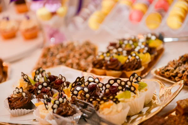 Viele Schokoladenkuchen auf einem Teller in natürlichem Licht — Stockfoto