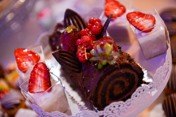 Chocolate cake with strawberries in natural light — Stock Photo, Image
