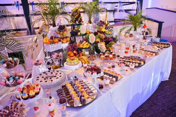 Бар Candy с большим количеством кулинарных блюд и фруктов во время свадьбы — стоковое фото
