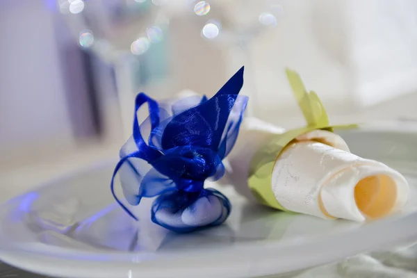 Plate with wedding decorations in natural light — Stock Photo, Image