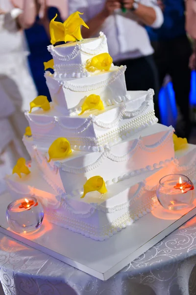 Calla çiçekli beyaz düğün pastası — Stok fotoğraf