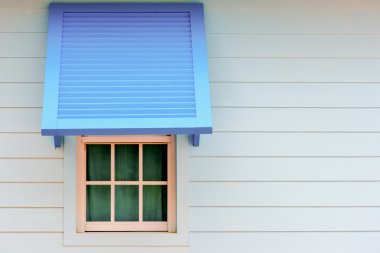 Doğal ışık mavi paravane ile ahşap pencere