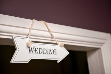Düğün işareti kapı üstüne astı