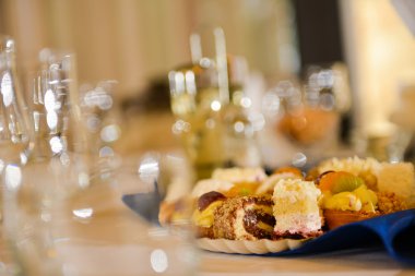 Doğal ışık bir düğün masada kurabiye