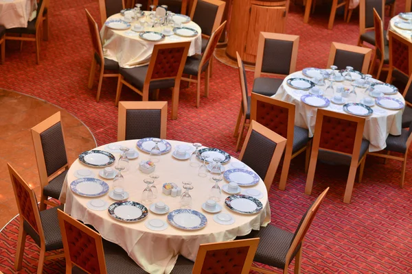 Několik stolů v jídelně na výletní lodi — Stock fotografie