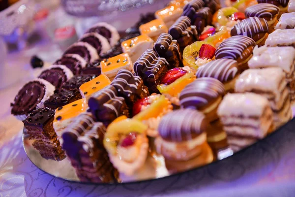 Verschillende soorten cakes op een bord en met zijde licht — Stockfoto