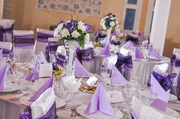 Tablo plaka, peçete, çatal bıçak takımı leylak rengi renk üzerinde düğün