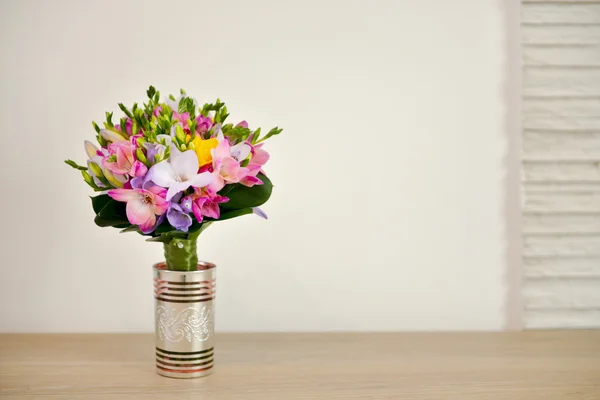 Bellissimo bouquet da sposa su uno scaffale — Foto Stock