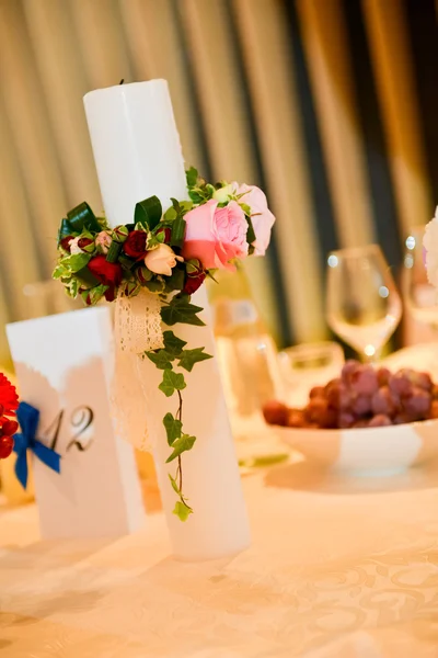 Vela con adorno de flores en luz natural — Foto de Stock