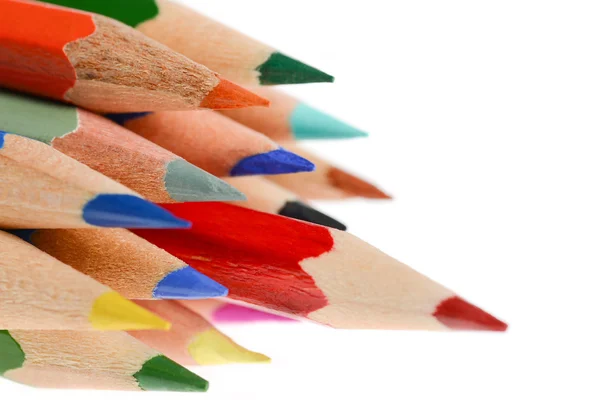Een heleboel potloden met verschillende kleuren en rood potlood vooraan — Stockfoto
