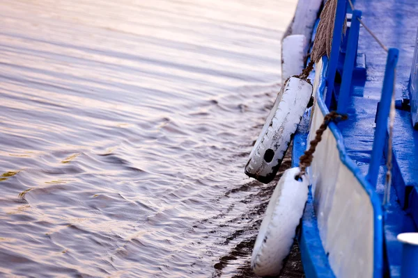 Seitenansicht altes Motorboot — Stockfoto