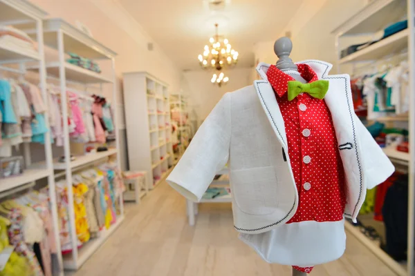 Chaqueta blanca con camisa roja — Foto de Stock