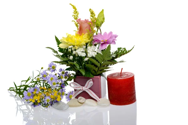 Blumenarrangement isoliert in weißem Hintergrund mit Reflexion — Stockfoto