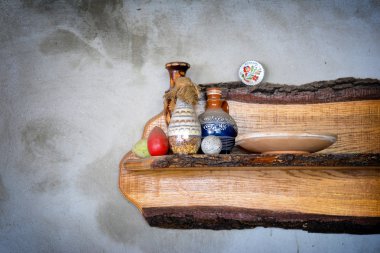 Bir raf üzerinde rustik şişeler