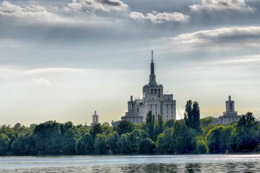 Bina, su ve ağaçlar güzel gökyüzü ile