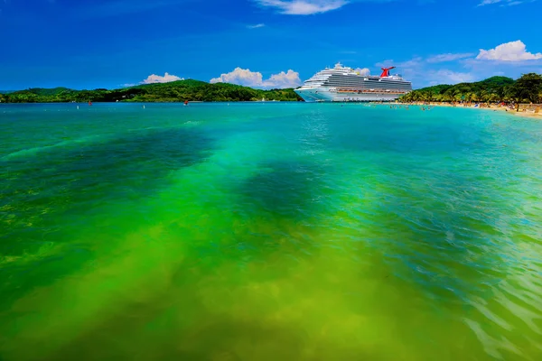 Luxury cruise ship near the beach — Stock Photo, Image