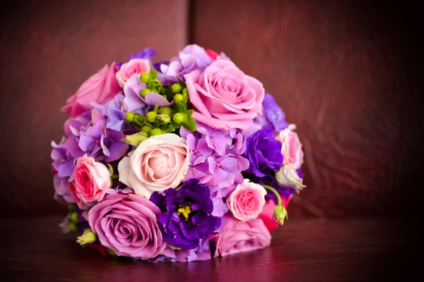 Bouquet de mariage avec roses roses — Photo