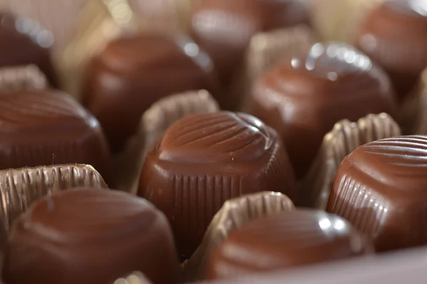 Chocolates de primer plano colocados en soporte de plástico —  Fotos de Stock