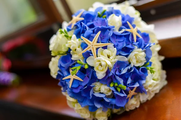 Bouquet nupcial em azul e branco decorado com estrela do mar — Fotografia de Stock