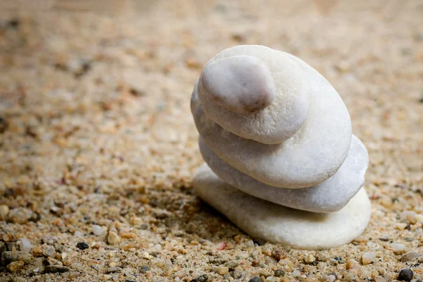 Камни на песчаном фоне — стоковое фото
