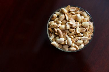 Kavrulmuş fıstık kasesi.