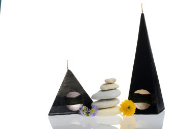 Mum, çiçek ve taş yansıma ile izole yığılmış