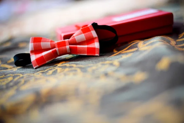 Bow tie met rode vierkantjes op een mooie achtergrond — Stockfoto