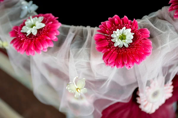 Fonte batismal com véu e flores — Fotografia de Stock