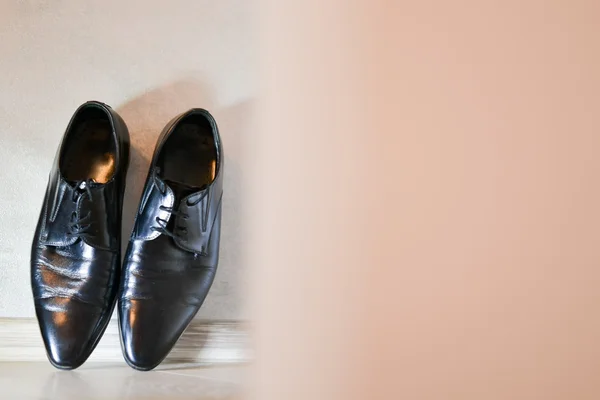 Sapatos de noivo contra a parede — Fotografia de Stock