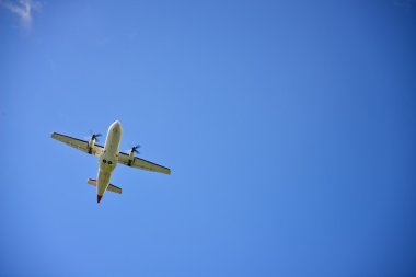 Gökyüzünde uçan pervaneli uçak