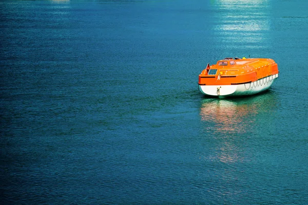 Barco de resgate lançado na água — Fotografia de Stock