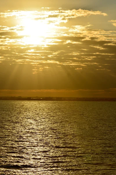 Reflexão do pôr do sol na água — Fotografia de Stock
