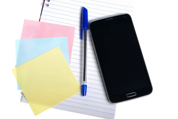 Układ z smartphone, pióro i papier do notatki w notatniku, na białym tle — Zdjęcie stockowe