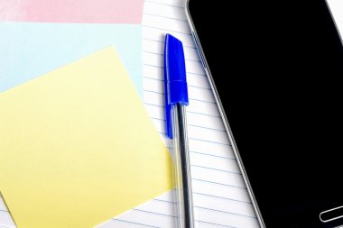 Bir not defteri ile ilgili notlar için bir akıllı telefon, bir kalem ve kağıt ile düzenleme